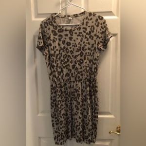 Old Navy Women’s Medium Short Sleeve Gray Leopard Dress